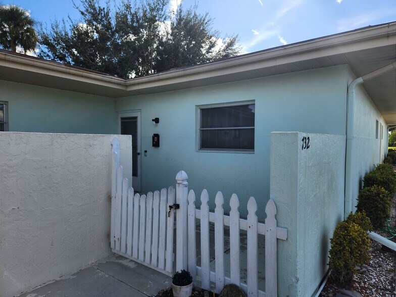 Building Photo - Cozy Condo in a 55+ Community