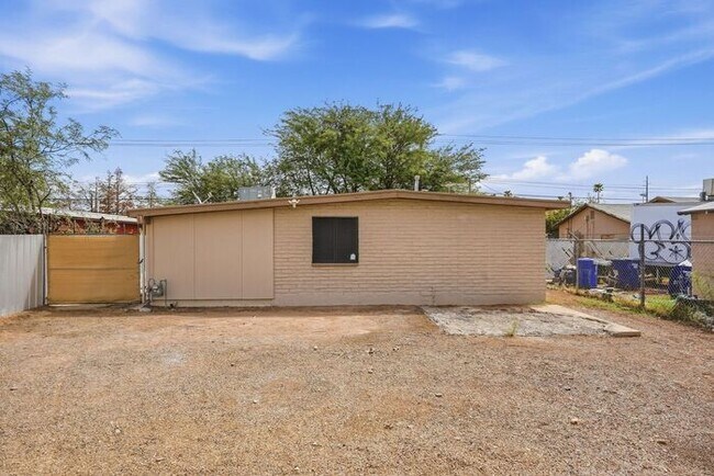 Building Photo - Bright 3-Bed Tucson Rental Home with Expansive Fenced Backyard Near U of A
