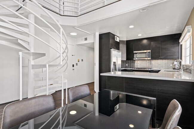 Building Photo - 10777 Ashton Ave