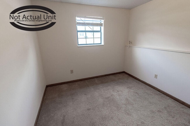Building Photo - 420 NE Park Ln