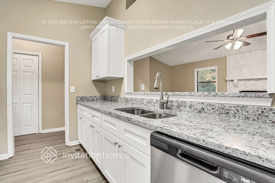 Building Photo - 4040 Maxanne Dr NW