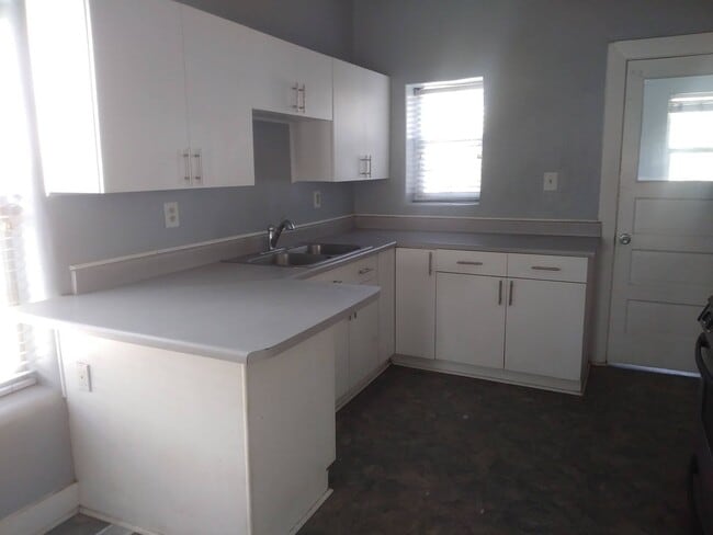 Building Photo - 2 bedrooms, 1 bath, fenced yard near CNM, UNM