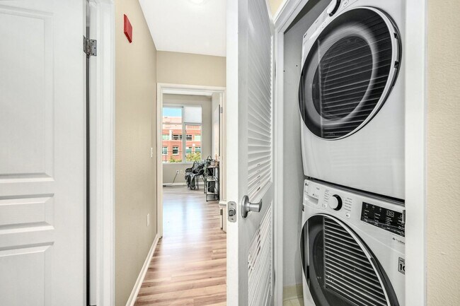 Building Photo - Bright 2 bedroom with open floor plan and spacious terrace!