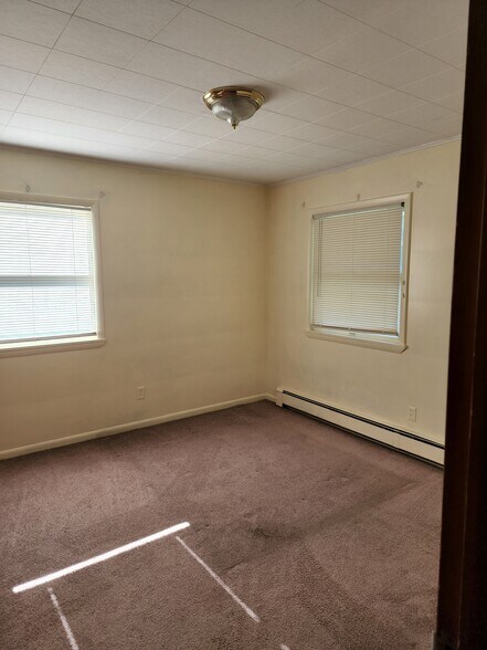 bedroom - 220 W Frank St