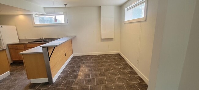 Building Photo - 303 Center St