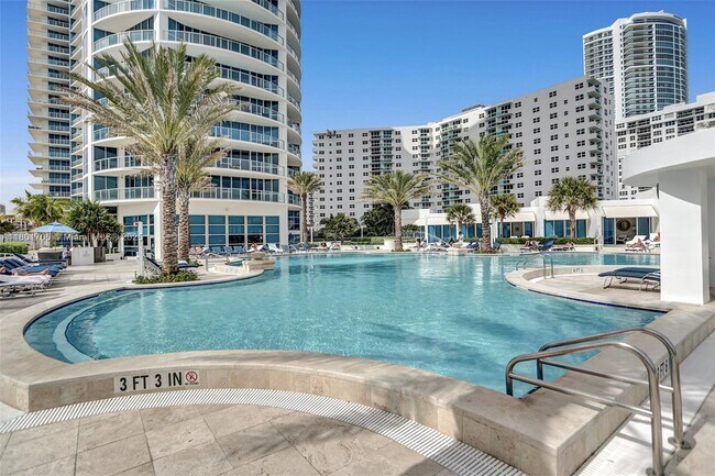 Building Photo - 3101 S Ocean Dr