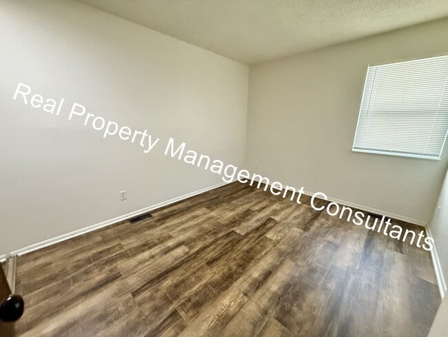 Building Photo - Spacious 5-Bedroom Townhome