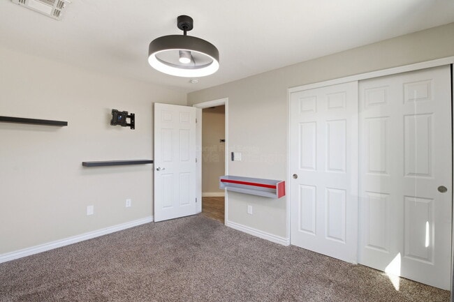 Building Photo - 1901 N Rosemont Blvd