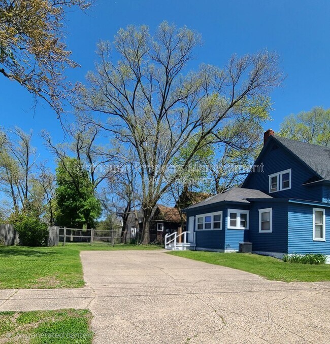 Building Photo - 618 Superior St