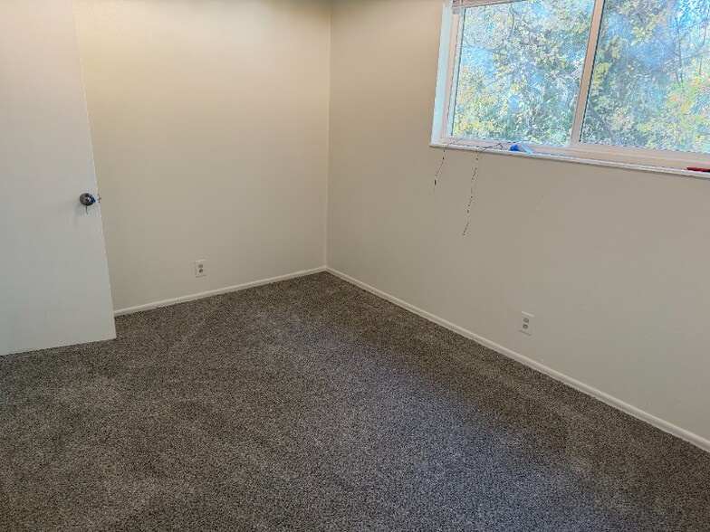 Building Photo - 831 E Stratford Ave