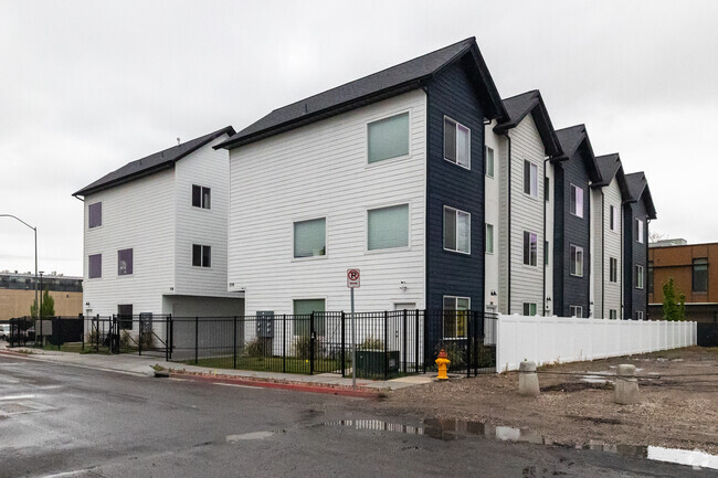 Building - Paramount Townhomes