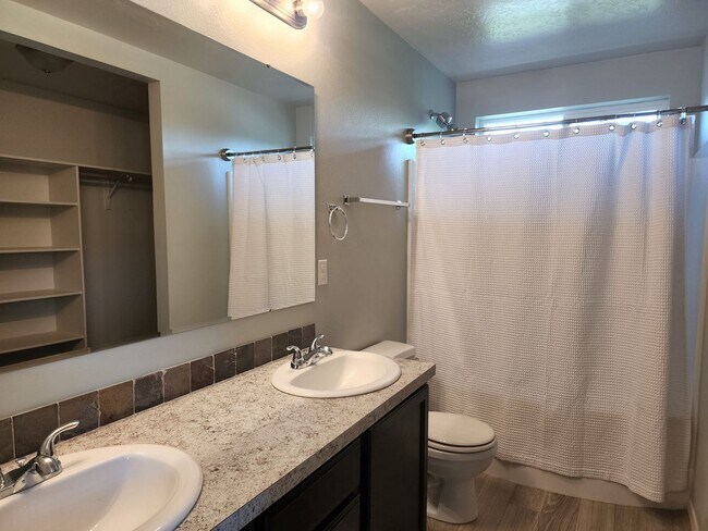 Building Photo - Beautiful 3 bedroom, 2.5 bathroom home with loft  in West Boise. Great floor plan that has everyt...