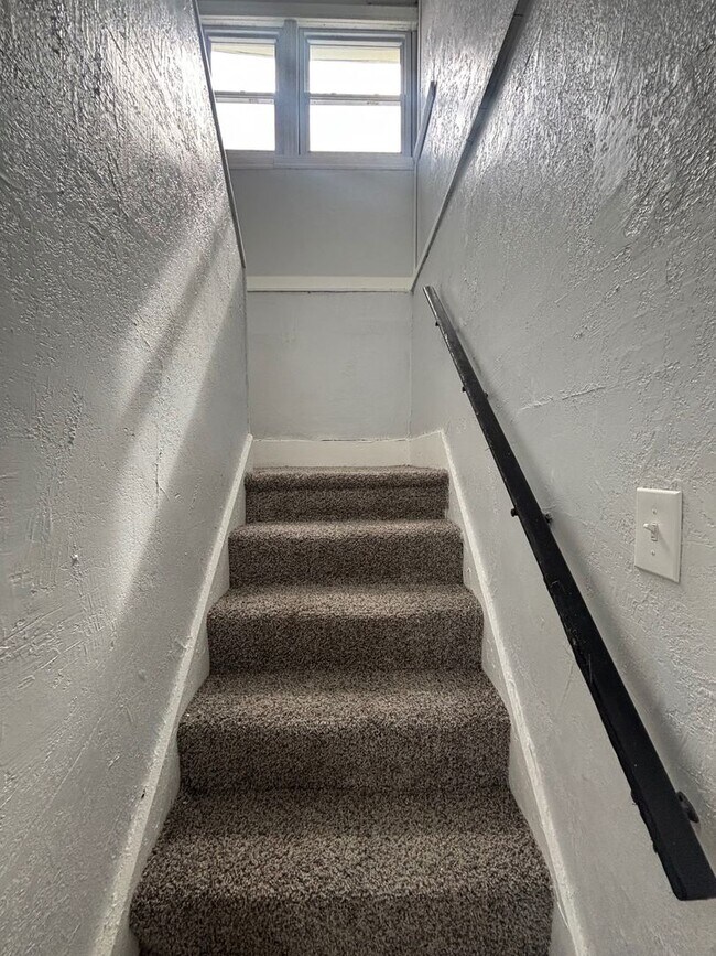 Building Photo - Charming 7-Bedroom Property in Prime Location