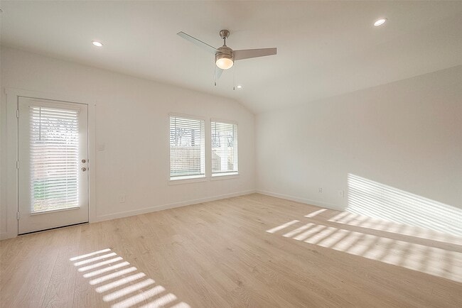 Building Photo - 4906 Edgewood Dr