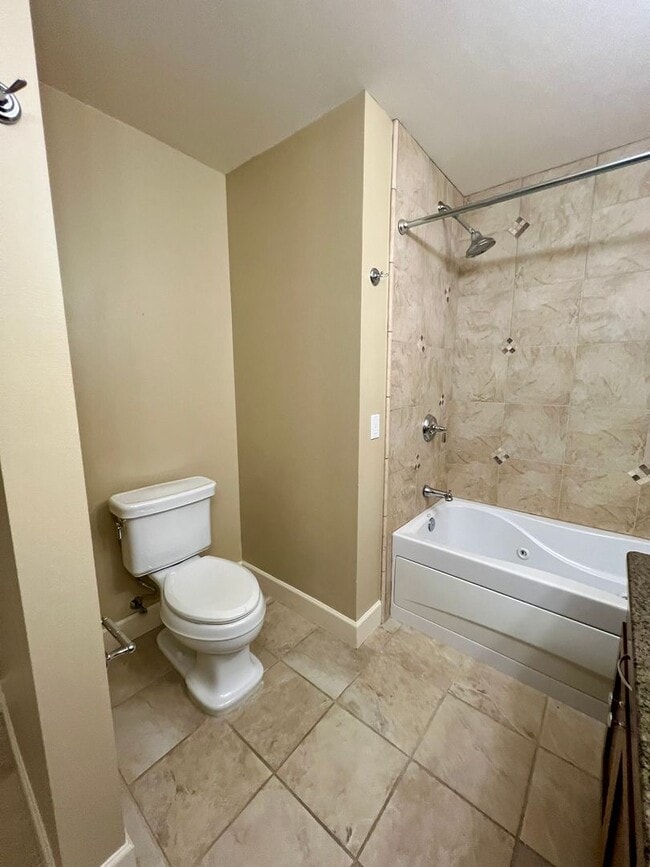 Building Photo - Spacious 2 Bedroom Condo in Fairhaven!
