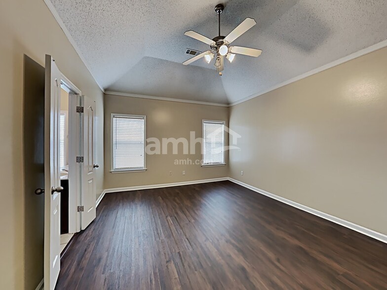Building Photo - 9321 N Fairmont Cir