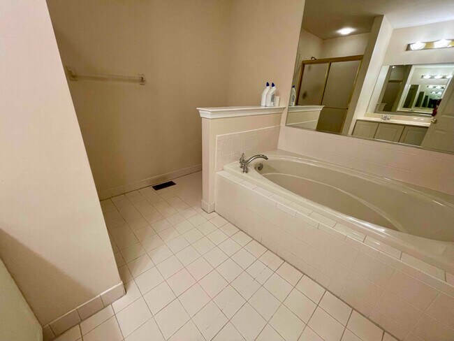 Building Photo - 53 Ross Way