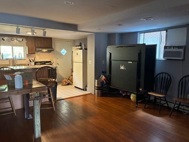 Building Photo - HUGE 4 BED 3 BATH CLOSE TO CAMPUS!! OAKLAND RENTAL 5/1!