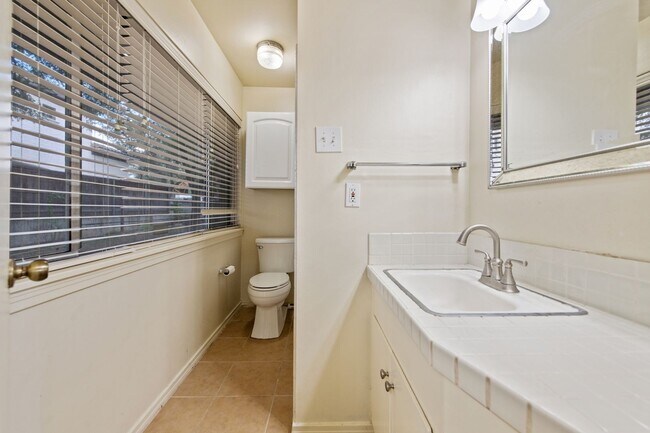 Building Photo - Available Now: Charming 3 Bed / 2 Bath in Rollingwood - Zoned to Eanes ISD - Large Yard