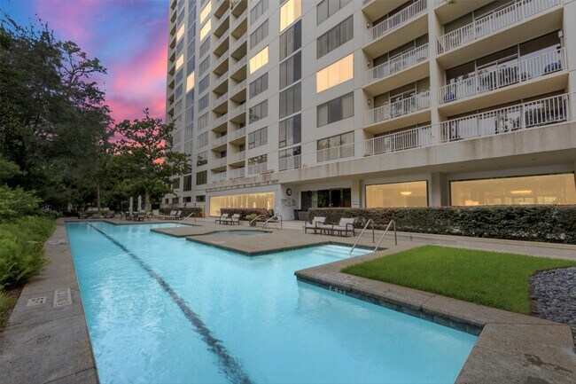 Building Photo - 121 N Post Oak Ln