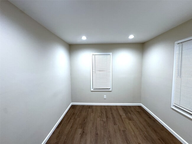 Building Photo - 33 1/2 Oak St