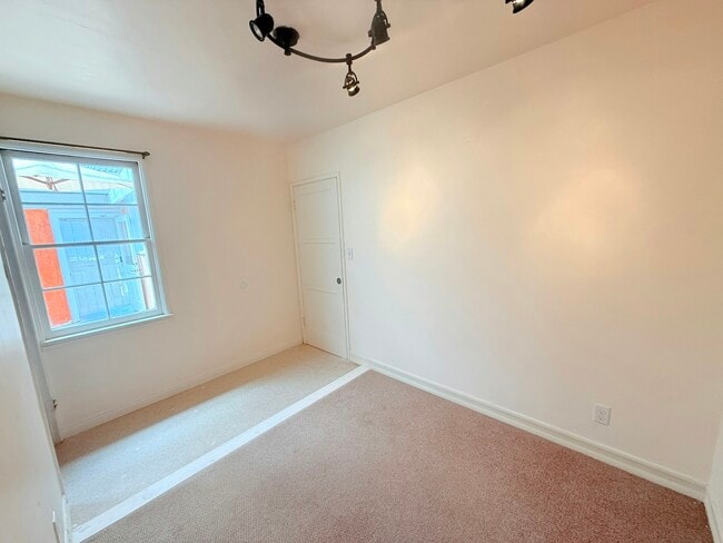 Building Photo - 619 W Cypress Ave