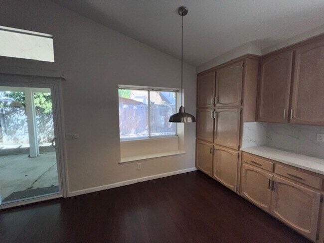 Building Photo - Beautifully maintained Elk Grove home with...