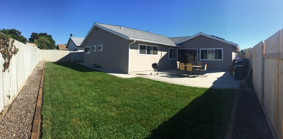 Large backyard - 1630 Ionian St