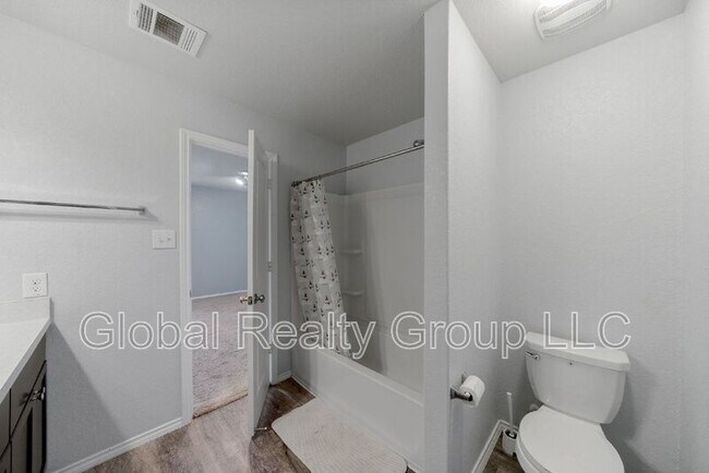 Building Photo - 5914 Sunshine Smt