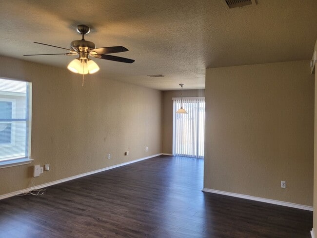 Building Photo - 3 BD 2BA Home