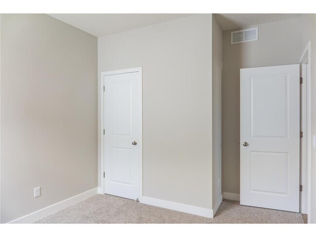 Building Photo - 717 Winterberry Ln