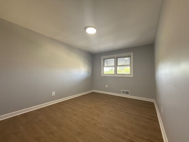 Building Photo - Three Bedroom House in Dundalk