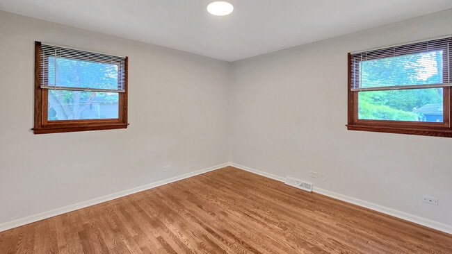 Building Photo - 5S388 Allister Ln