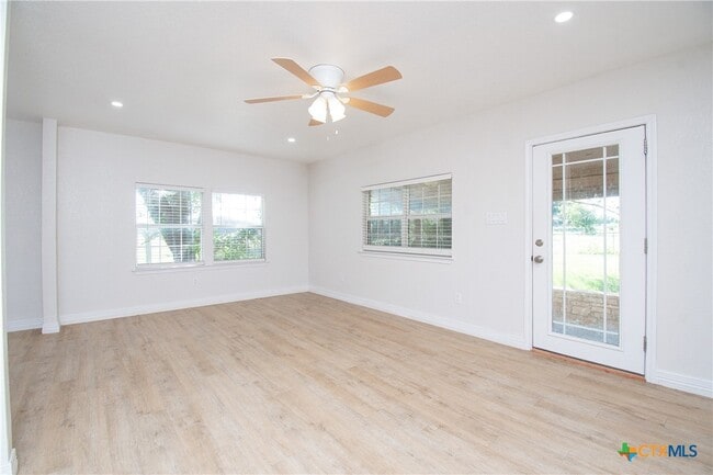 Building Photo - 199 Apache Springs Rd