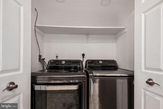 Building Photo - 5801 Linden Square Ct