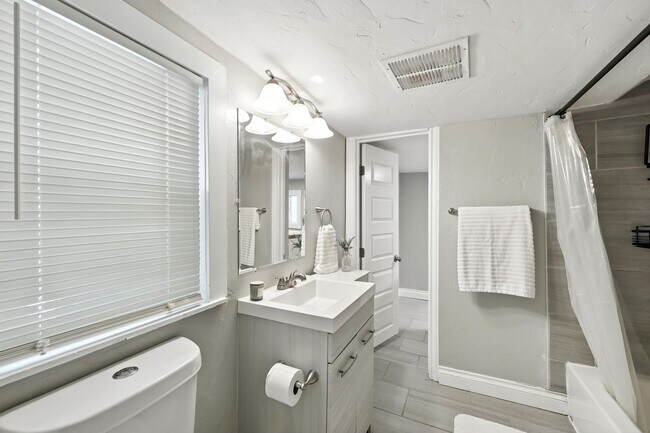 Building Photo - Beautifully Renovated Home with Modern Com...