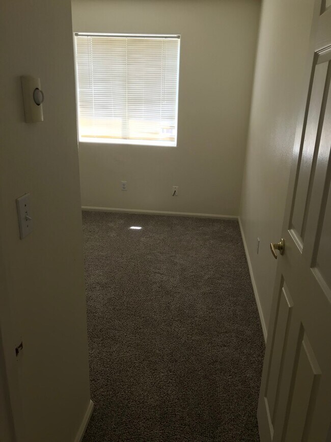 Building Photo - (SAM 15) 3 bedroom and 1.5 Bathroom duplex