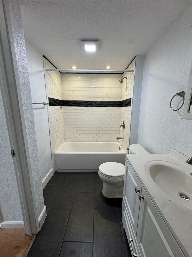 Building Photo - Beautiful Condo in Bonita