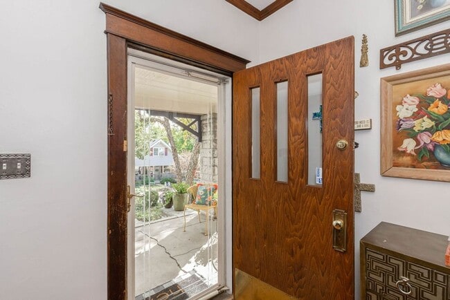 Building Photo - Fantastic West Plaza Bungalow