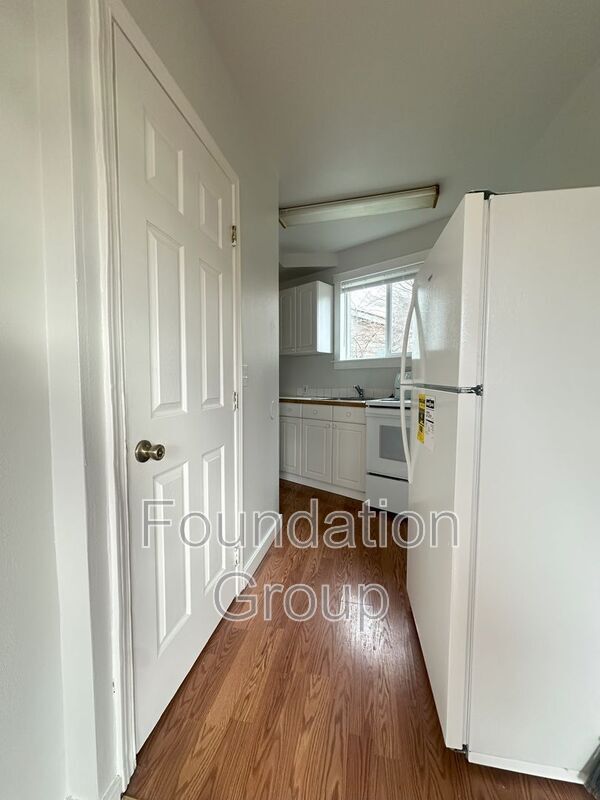 Building Photo - 842 Davis Pl S