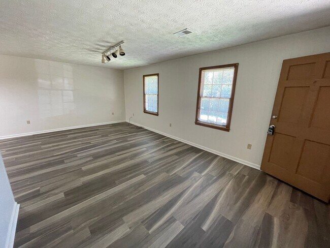 Building Photo - Secluded 2/1.5 Apartment East Rome $1,095