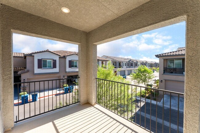 Building Photo - Bright Townhome in Gated Community!