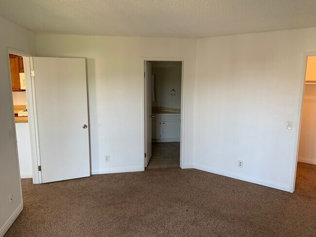 Building Photo - Spacious Condo w/ Washer/Dryer, A/C & View!