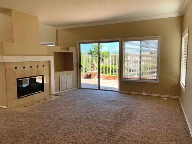 Building Photo - 4BR w/downstairs bed + bath in gated commu...