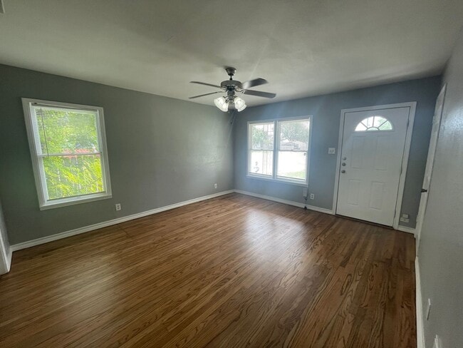 Building Photo - Priced to Rent- 3/1.5 Nice update!