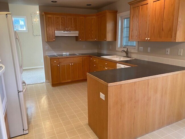 Building Photo - MOVE IN SPECIAL $500 OFF FIRST MONTHS RENT IF MOVED IN BY January 2026/ Location Location