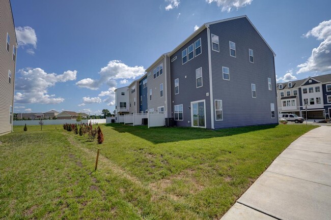 Building Photo - **Spacious 4-Bedroom Townhome in Middletow...