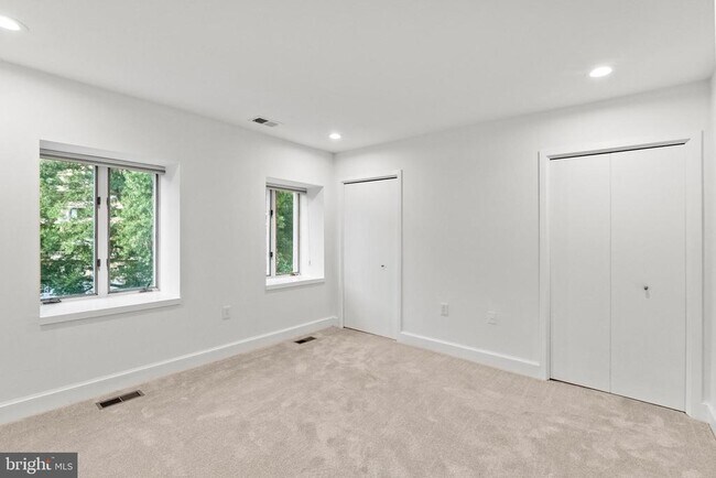 Building Photo - 4214 Embassy Park Dr NW