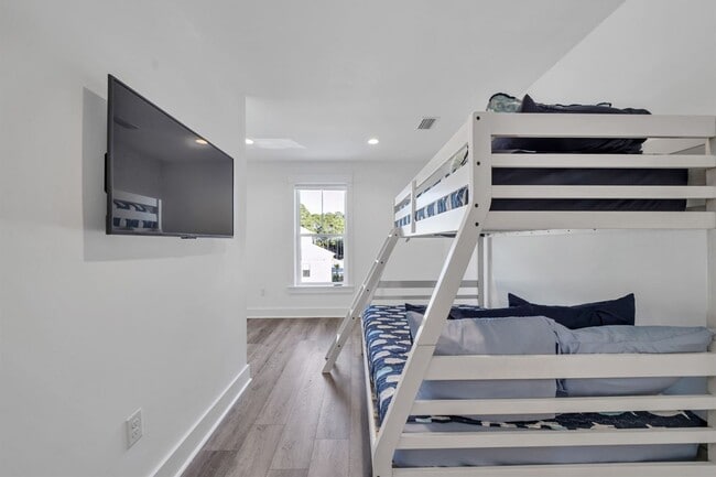 Building Photo - Furnished Beach Rental Paradise