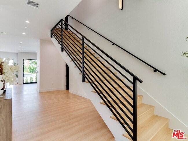 Building Photo - 5929 Hesperia Ave